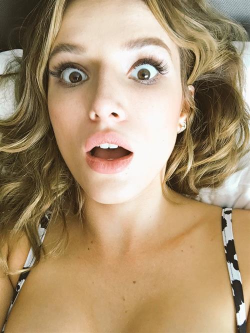 Bella Thorne taking a selfie