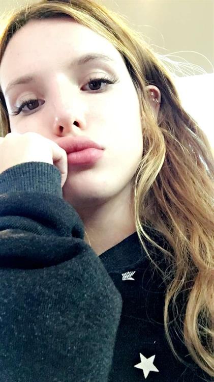 Bella Thorne taking a selfie