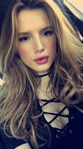 Bella Thorne taking a selfie