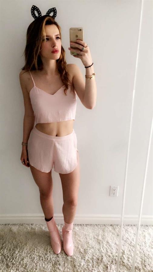 Bella Thorne taking a selfie