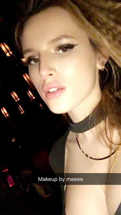 Bella Thorne taking a selfie