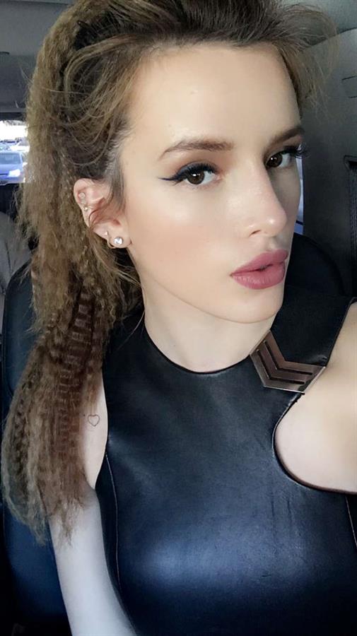 Bella Thorne taking a selfie