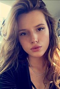 Bella Thorne taking a selfie