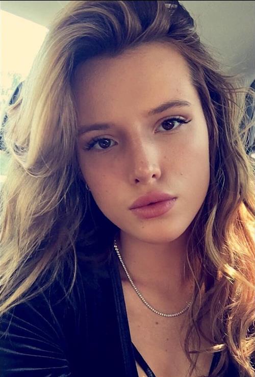 Bella Thorne taking a selfie