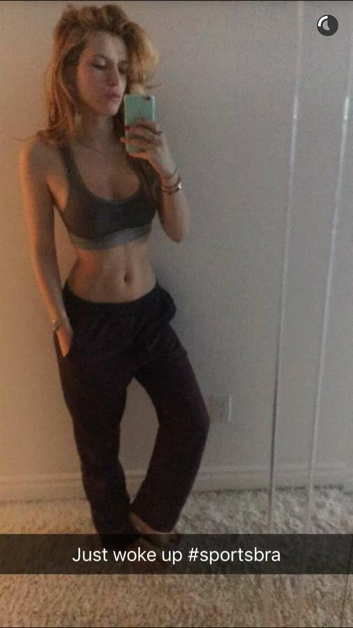 Bella Thorne taking a selfie