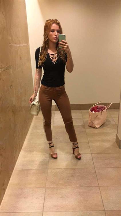 Bella Thorne taking a selfie