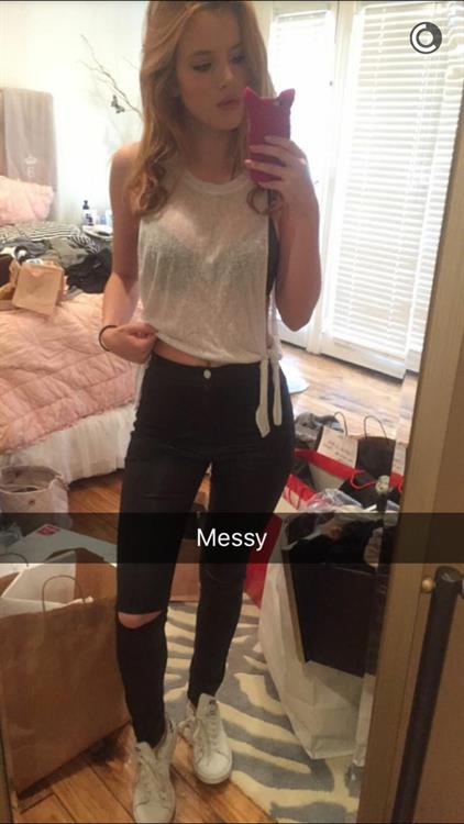 Bella Thorne taking a selfie