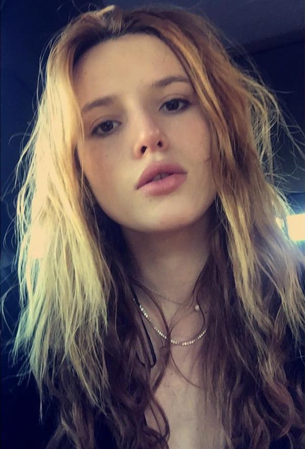 Bella Thorne taking a selfie