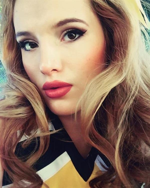 Bella Thorne taking a selfie