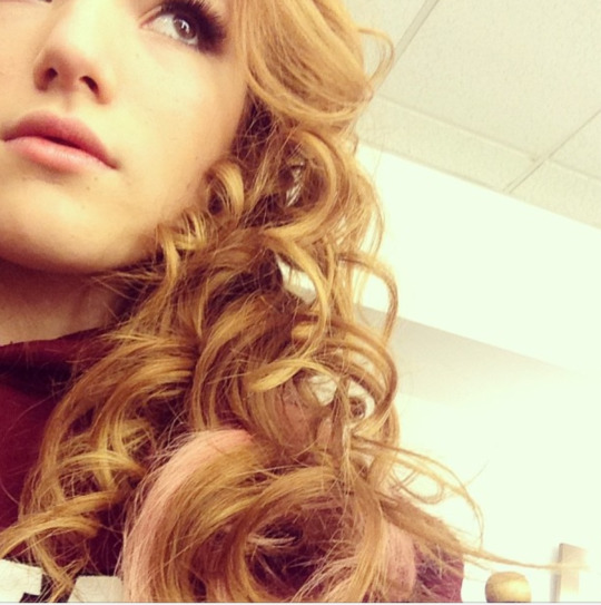 Bella Thorne taking a selfie