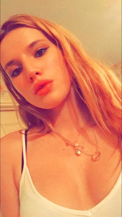 Bella Thorne taking a selfie