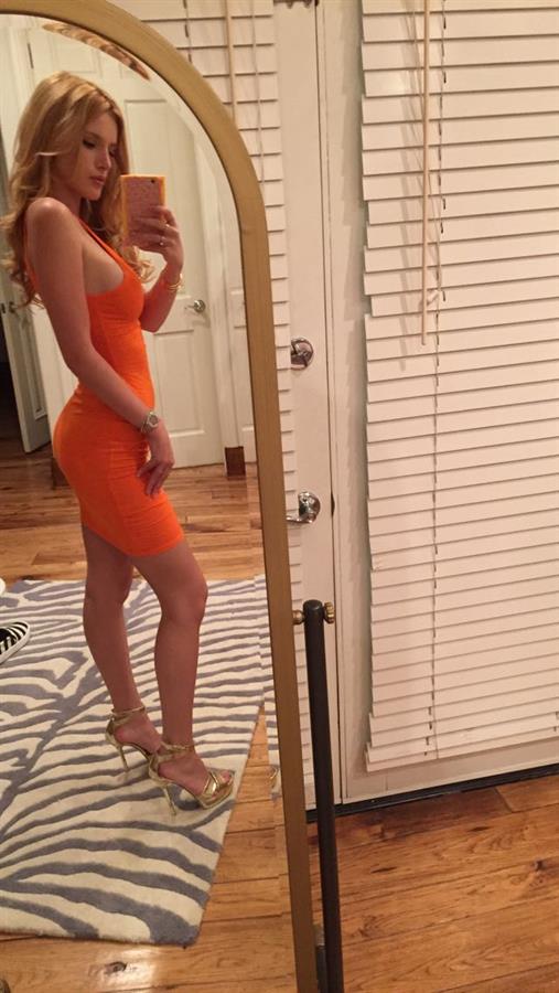 Bella Thorne taking a selfie