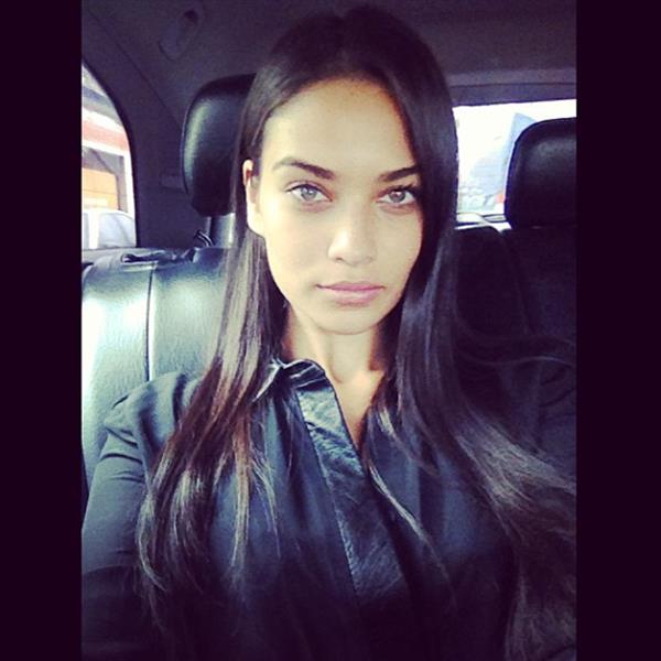 Shanina Shaik taking a selfie