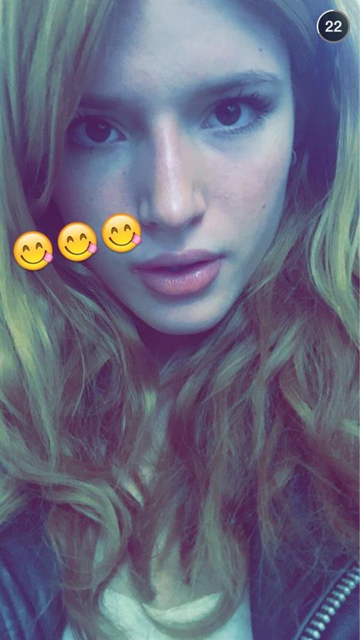 Bella Thorne taking a selfie