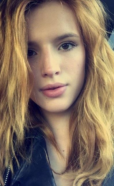 Bella Thorne taking a selfie