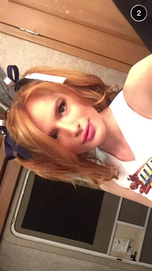 Bella Thorne taking a selfie