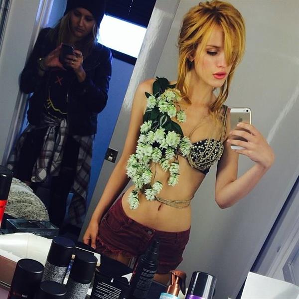 Bella Thorne taking a selfie