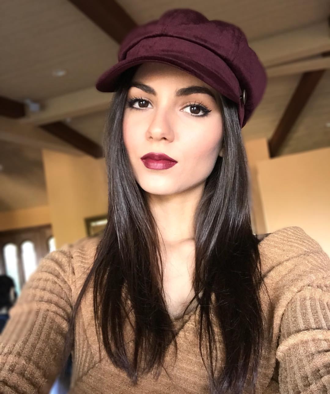 Victoria Justice taking a selfie