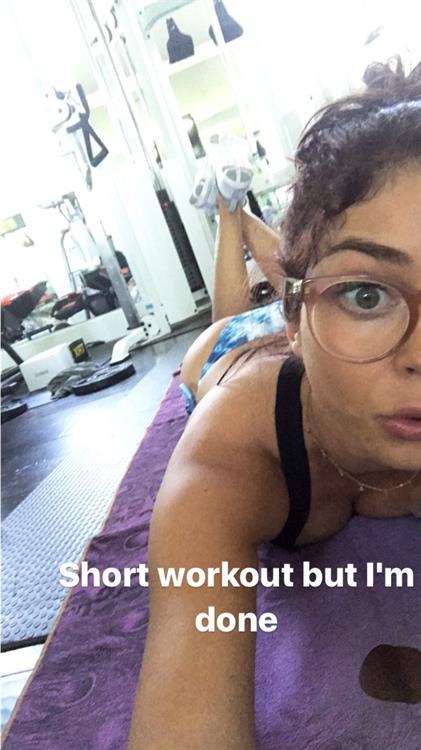 Sarah Hyland taking a selfie