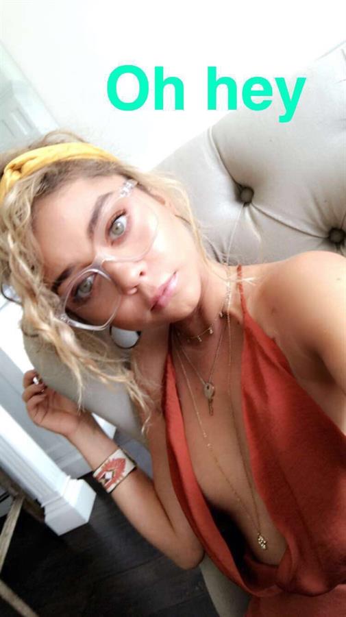 Sarah Hyland taking a selfie