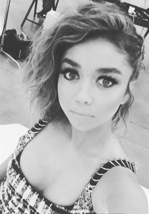 Sarah Hyland taking a selfie