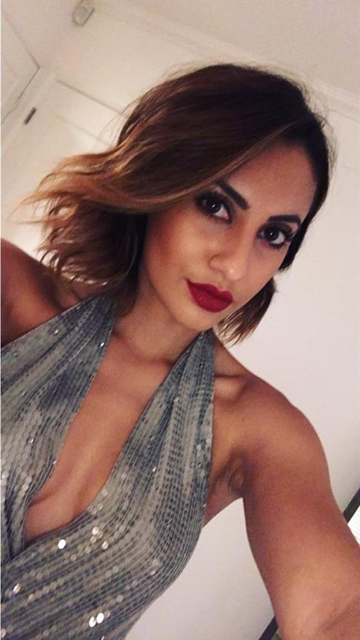 Francia Raisa taking a selfie