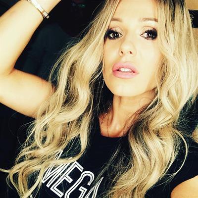 Dorota Rabczewska taking a selfie