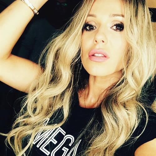 Dorota Rabczewska taking a selfie