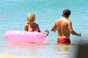 Pamela Anderson and e-husband Rick Salomon continue their Hawaiian vacation - August 15, 2013 