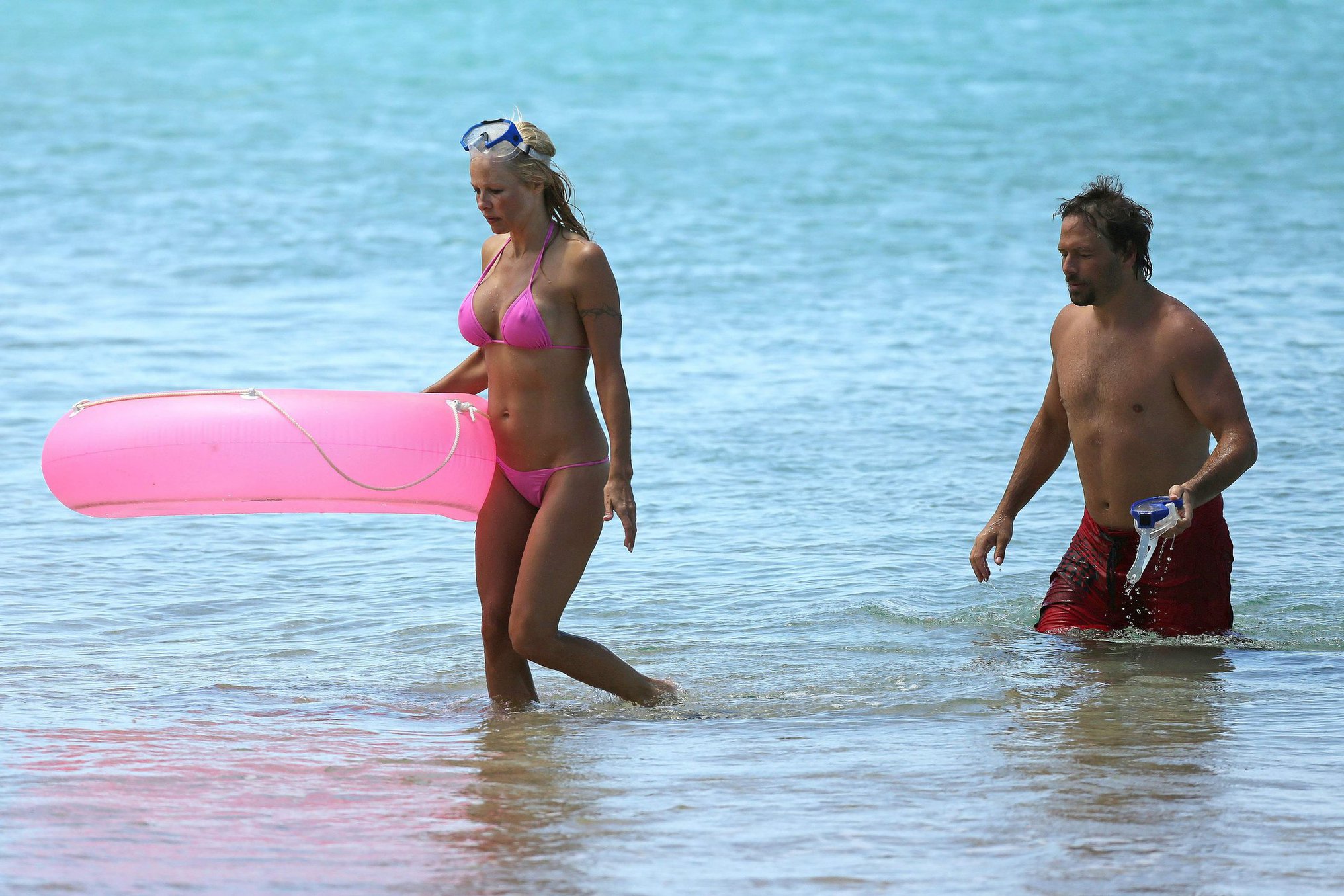 Pamela Anderson and e-husband Rick Salomon continue their Hawaiian vacation - August 15, 2013 