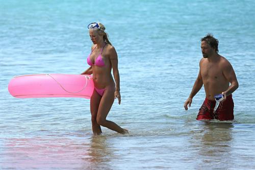 Pamela Anderson and e-husband Rick Salomon continue their Hawaiian vacation - August 15, 2013 