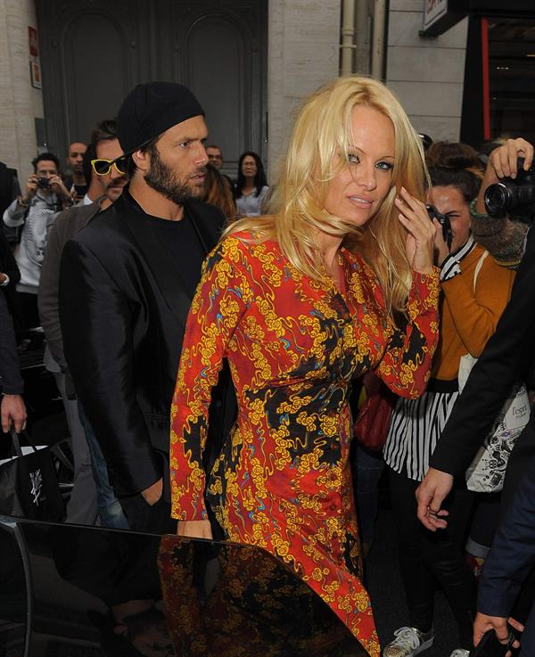 Pamela Anderson arrives at the Vivienne Westwood show at Paris Fashion Week September 28-2013 