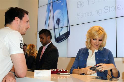 Pixie Lott - Launches the new Samsung Galaxy S3 in London (May 30, 2012)