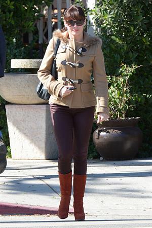 Rose Mc Gowan Has lunch with her boyfriend in LA 09.11.12 