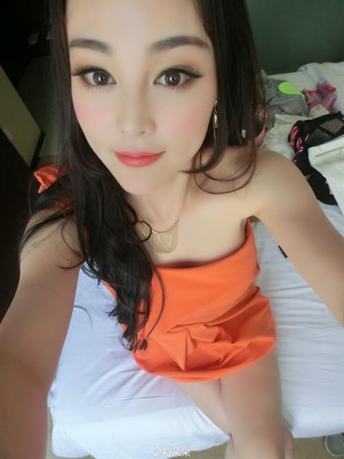 Dido Liu Duoduo taking a selfie