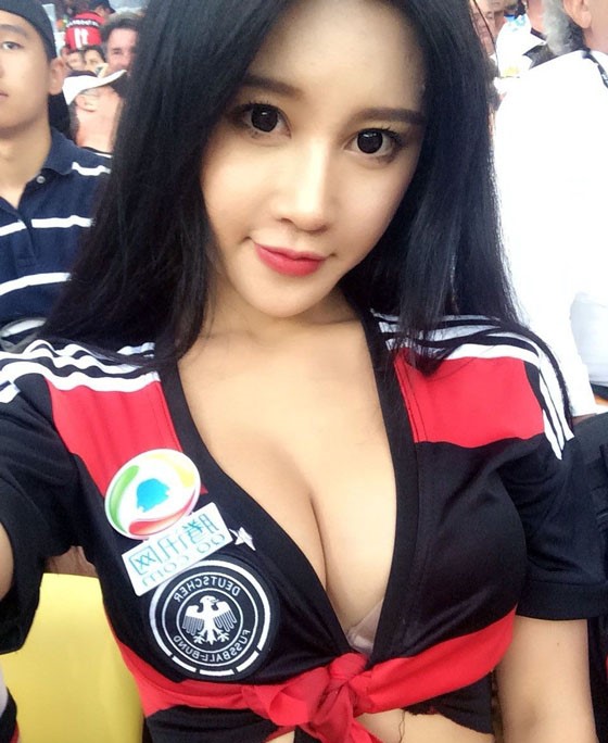 Fan Ling tirando uma selfie