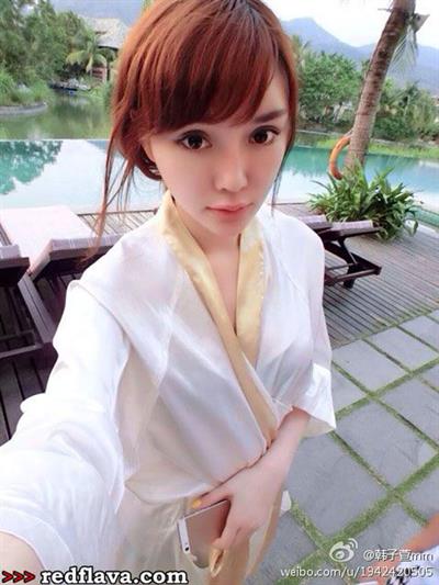 Han Zi Xuan taking a selfie