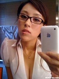 Hu Meng Yuan taking a selfie