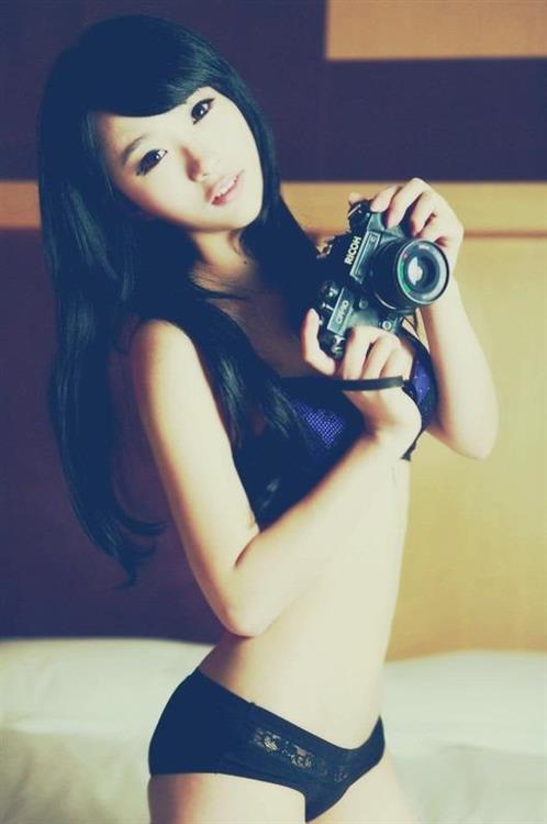 Hua Yi Mo in lingerie