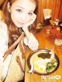 Huang Yi Lin taking a selfie