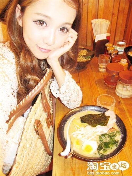 Huang Yi Lin taking a selfie