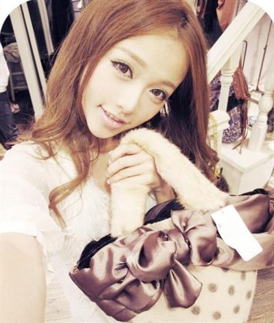 Huang Yi Lin taking a selfie