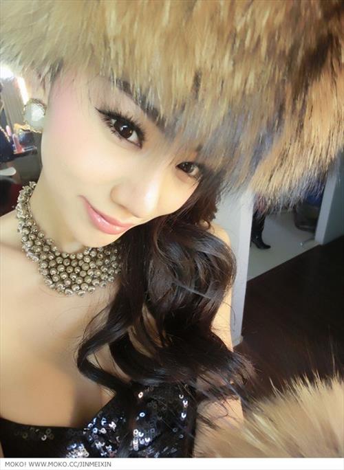 Jin Mei Xin taking a selfie