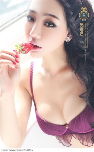 Jin Mei Xin in lingerie