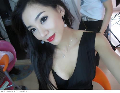 Jin Mei Xin taking a selfie