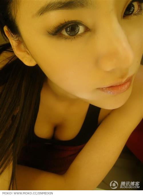 Jin Mei Xin taking a selfie