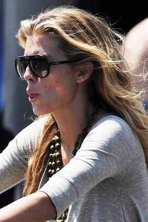 AnnaLynne McCords dress blew up to reveal her underwear in Venice, August 20, 2014