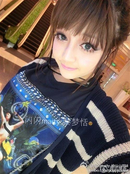 Li Meng Tian taking a selfie