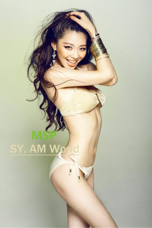 Sheng Xin Ran in a bikini