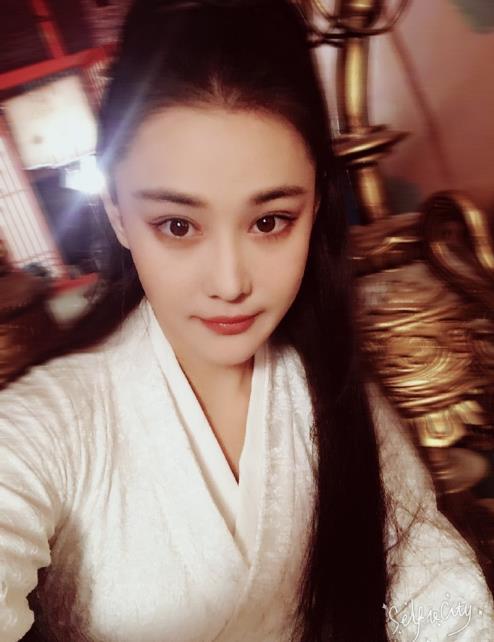 Vivian Zhang Xinyu taking a selfie